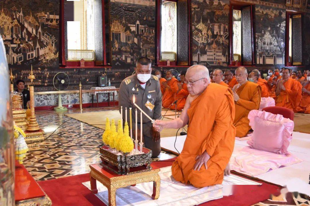 泰國僧侶玉佛寺誦經為王室祈福