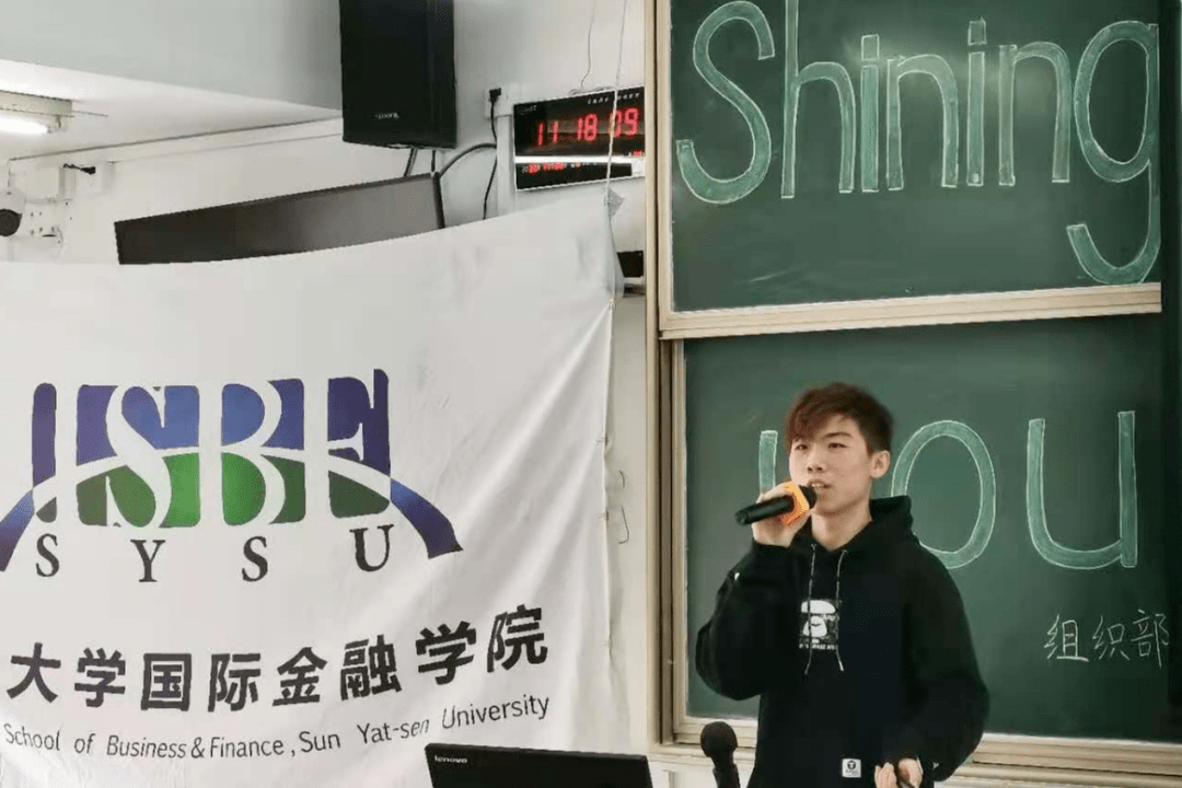 何宇凡为学生干部进行礼仪沟通技巧培训.