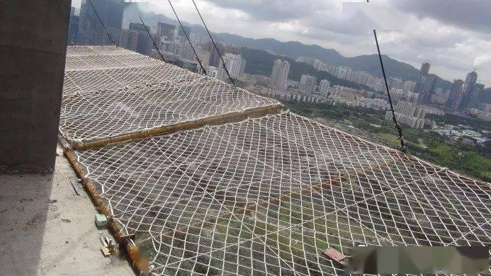 悬挑式防护棚7,全集成升降防护平台体系应用该系统是在工厂预制,然后