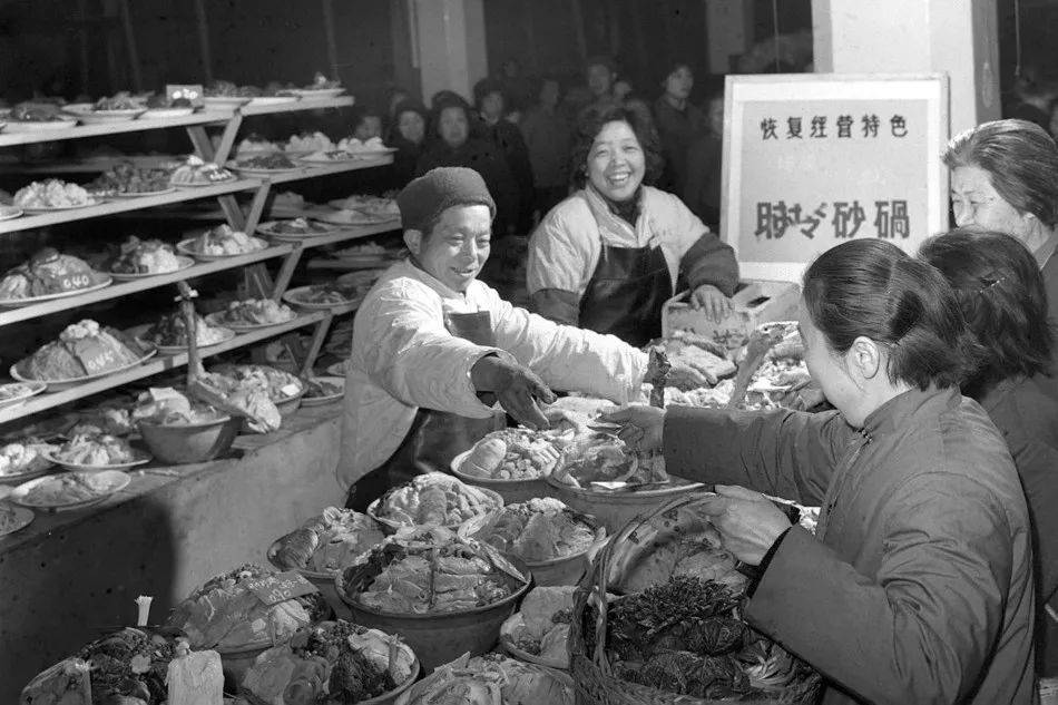 新华社 唐允仁什锦砂锅的精致摆盘20世纪80年代,上海宴请贵
