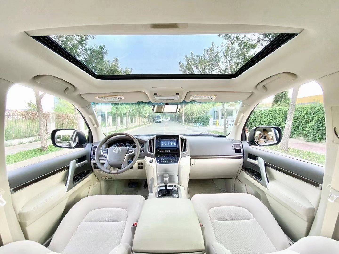 丰田酷路泽4500内饰似乎多了不少机关暗器,等待你去探索.