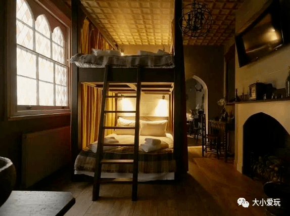 猫头鹰木雕,鹿角装饰,复古大床,双层床,床头有格兰芬多学院的logo