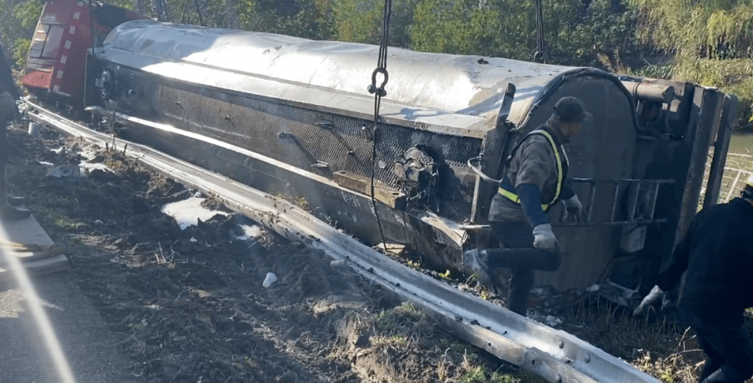 深夜救援又是疲劳驾驶油罐车翻下高速泄漏