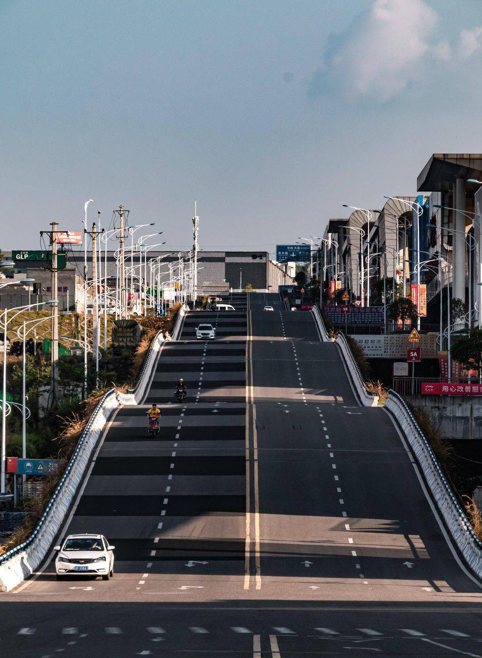 重庆奇葩螺旋停车场:顶楼是公园,一楼逛古镇,8d魔幻果然名不虚传!