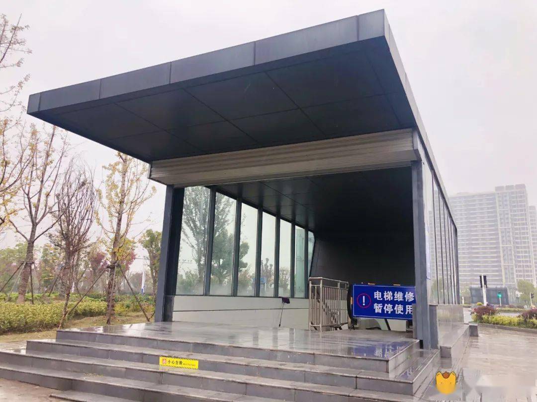 早上6:30-晚上23:30通道入口处明确表明时间目前地下通道已能通行目前