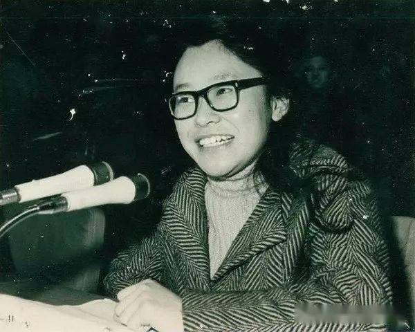 张海迪15岁那年我随爸妈离开了济南