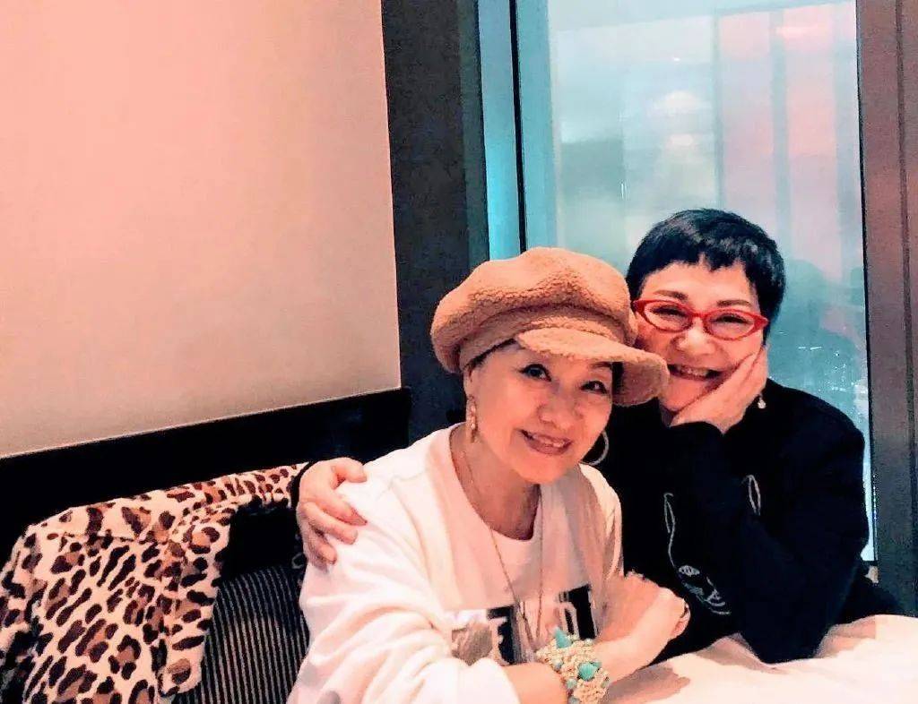 正在发专辑的小儿子也放下了手边的工作,陪比莉接受化疗.