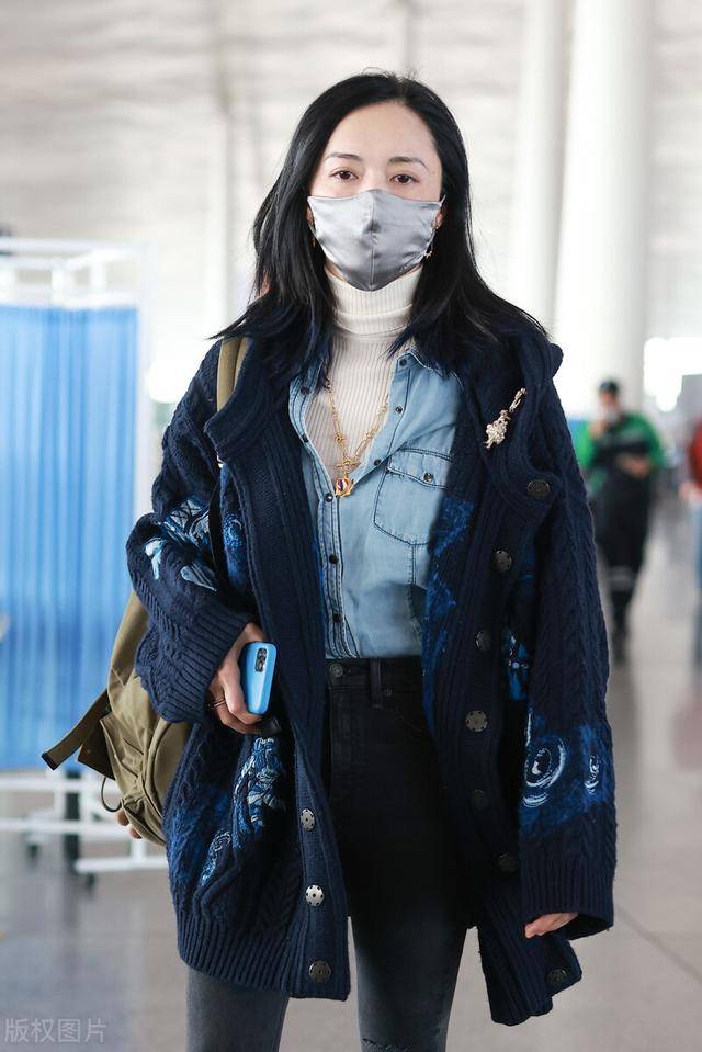 女神姚晨现身机场叠穿牛仔衬衣搭深蓝针织外套超有气质