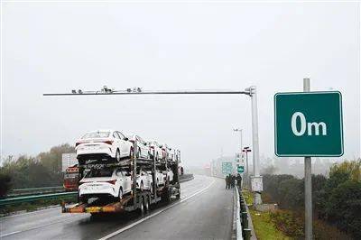 兴平融媒注意高速公路不保持安全车距将被拍照罚款12月10日起执行