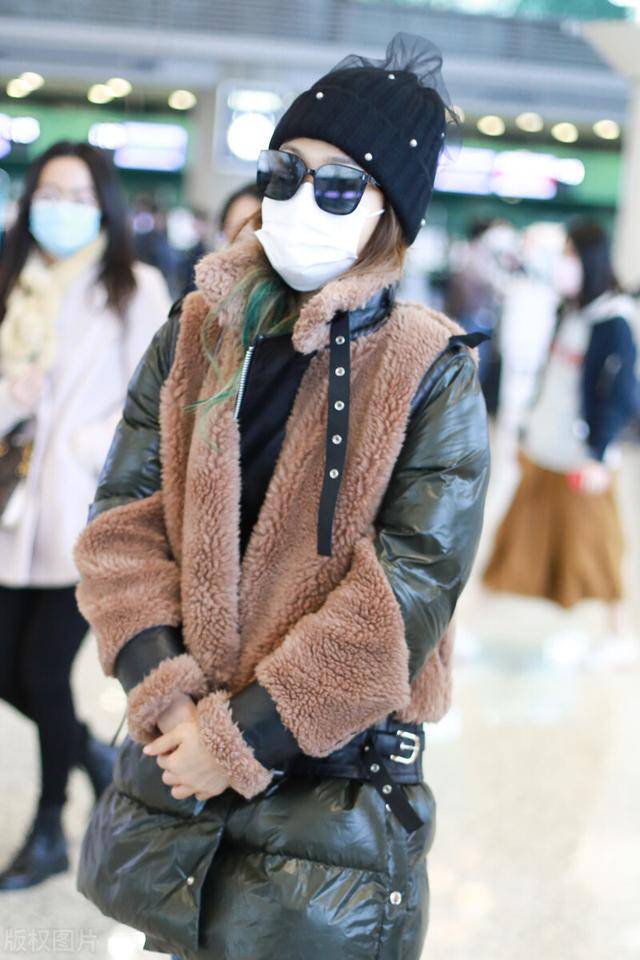 容祖儿穿拼接羽绒服现身机场挑染绿色头发让人看不懂的时尚