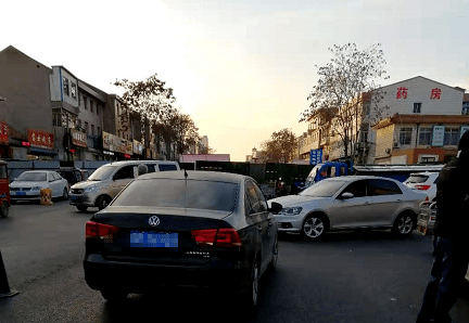 (玉田县住建局)大厦至狮子桥正在铺设水稳.