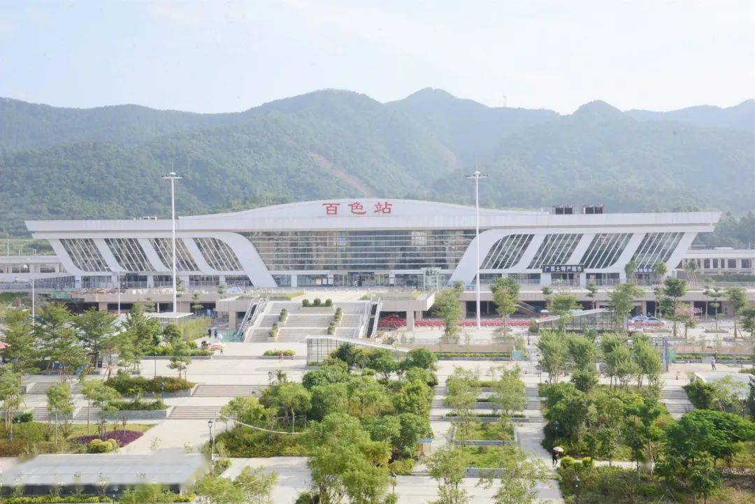 一名乘客突然晕倒幸亏他们做了这件事赢得宝贵时间