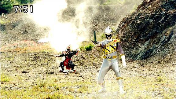 兽电战队索林帅气变身为强龙银使用最强剑术打败mad索林