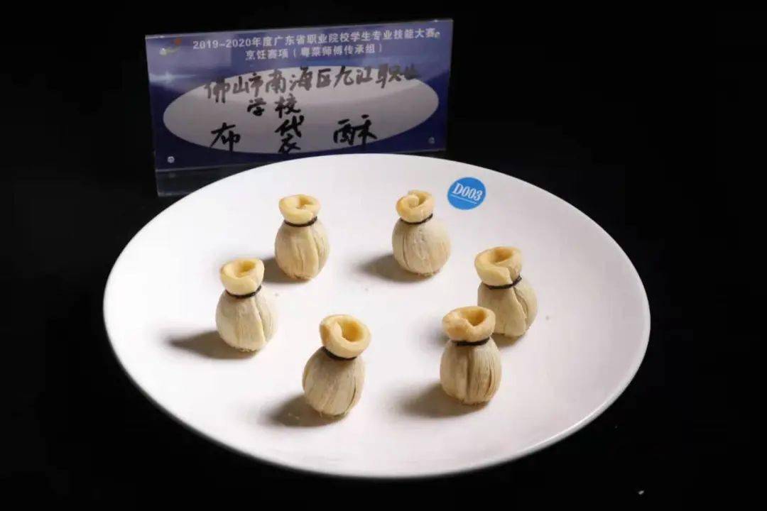 专注于比赛的选手叶锦萍赛场外紧张的指导老师入场前细细的叮咛比赛
