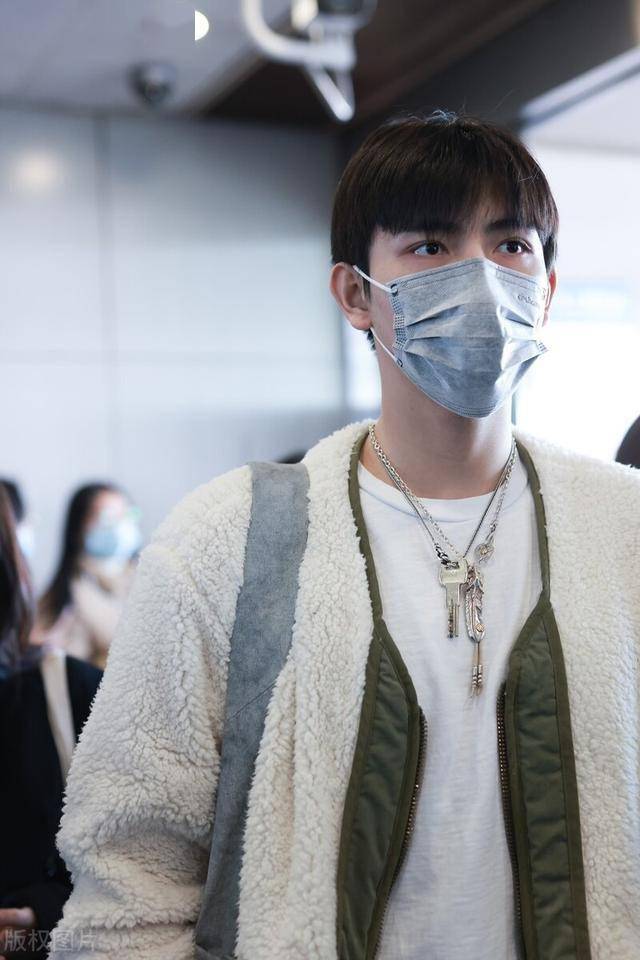 陈凯歌儿子陈宇飞现身机场穿米色摇粒绒搭休闲裤阳光帅气