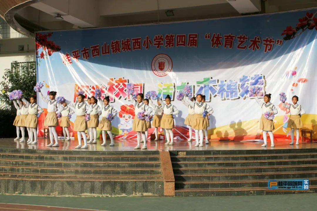 什么情况桂平城西小学今早聚集了好多人
