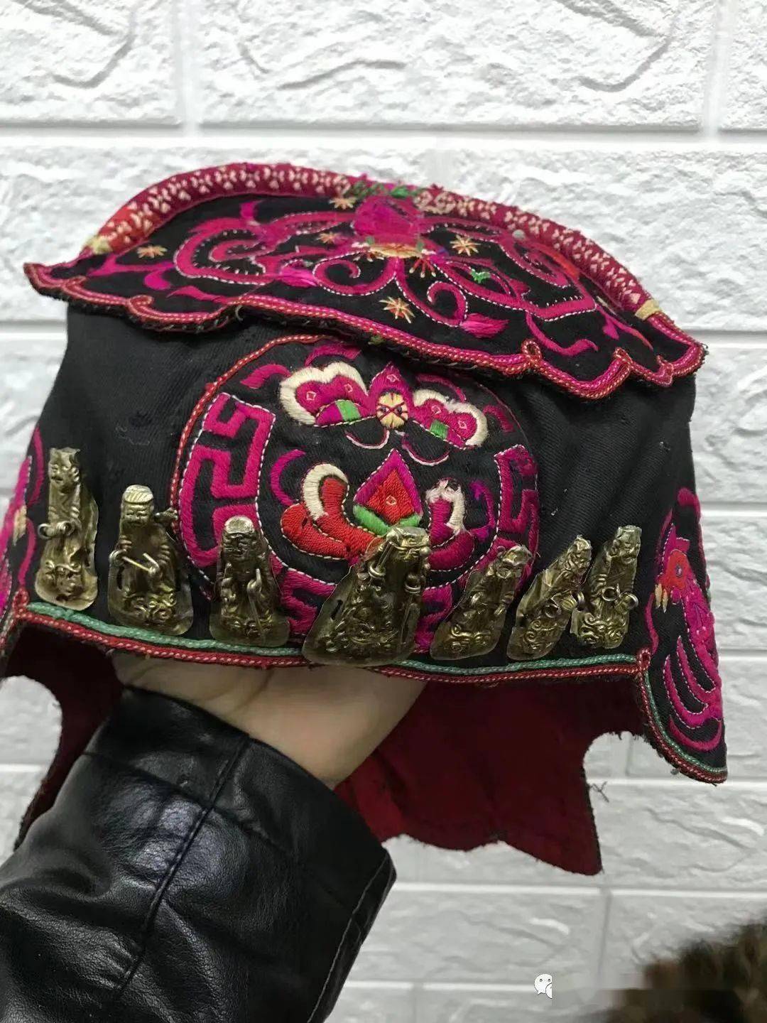 百帽争辉罗小龙银帽展