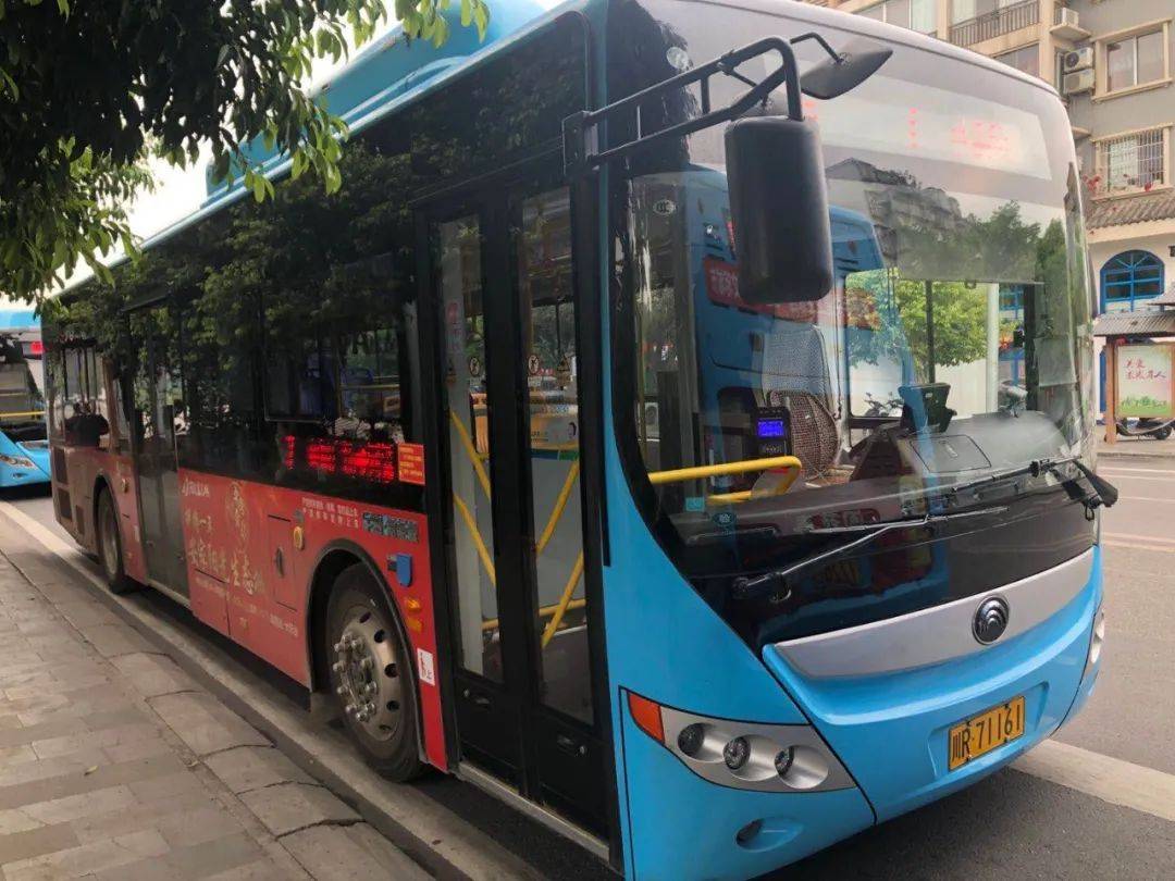 定位南充市,选择乘车码,绑定62开头银联实体卡,乘坐阆中市公交,即可