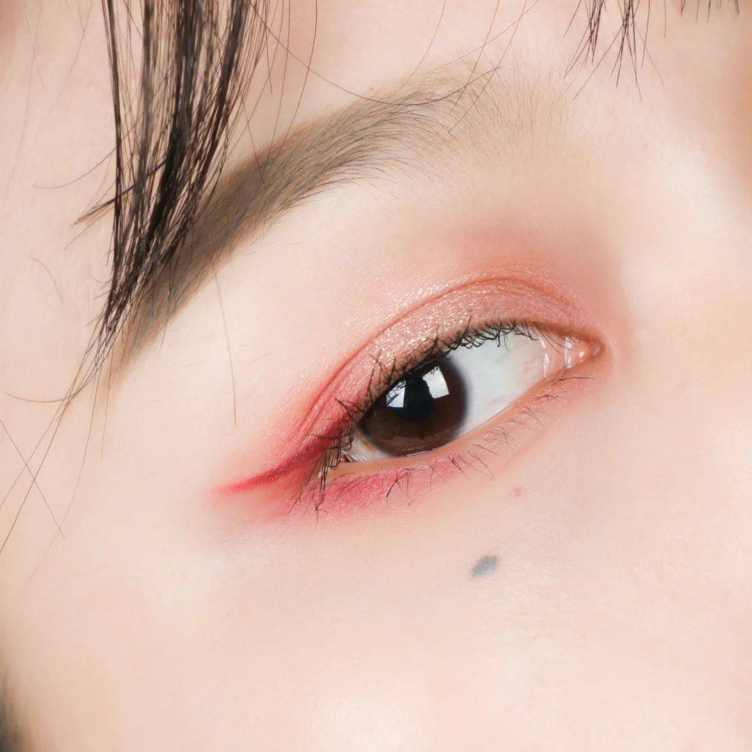 不懂就问,这剧的桃花眼影是认真的?