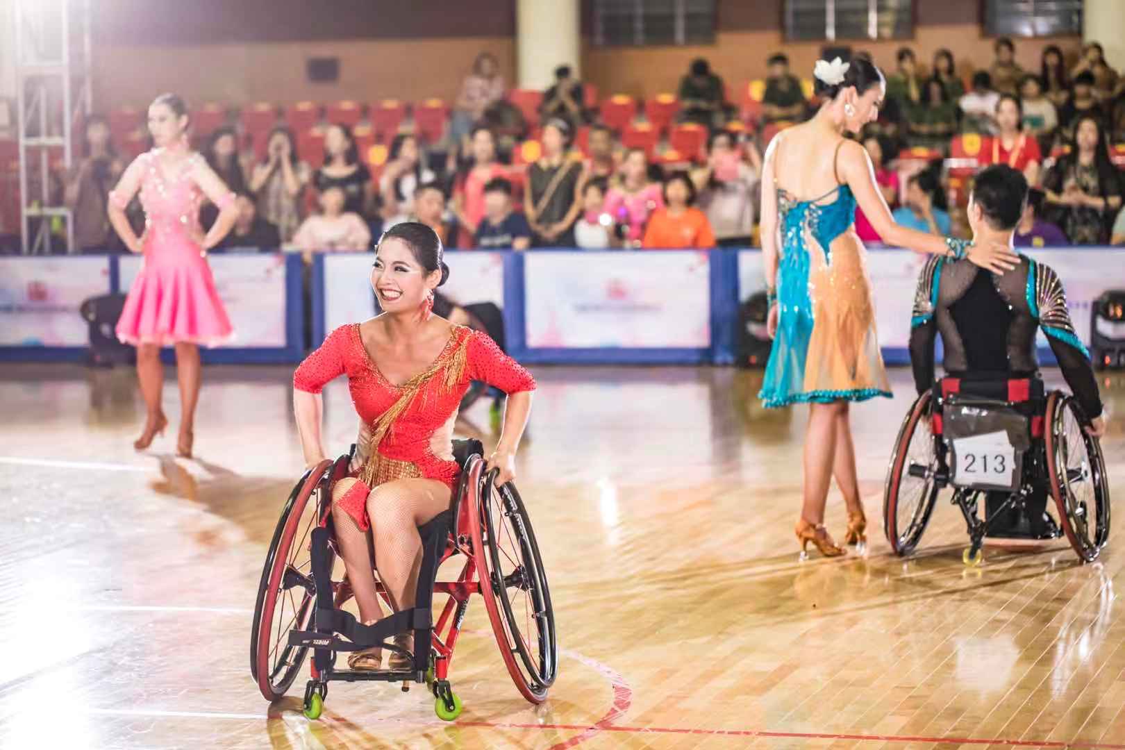在广东省残疾人艺术汇演中夺冠后,梁巧婵跨过了一个新的槛