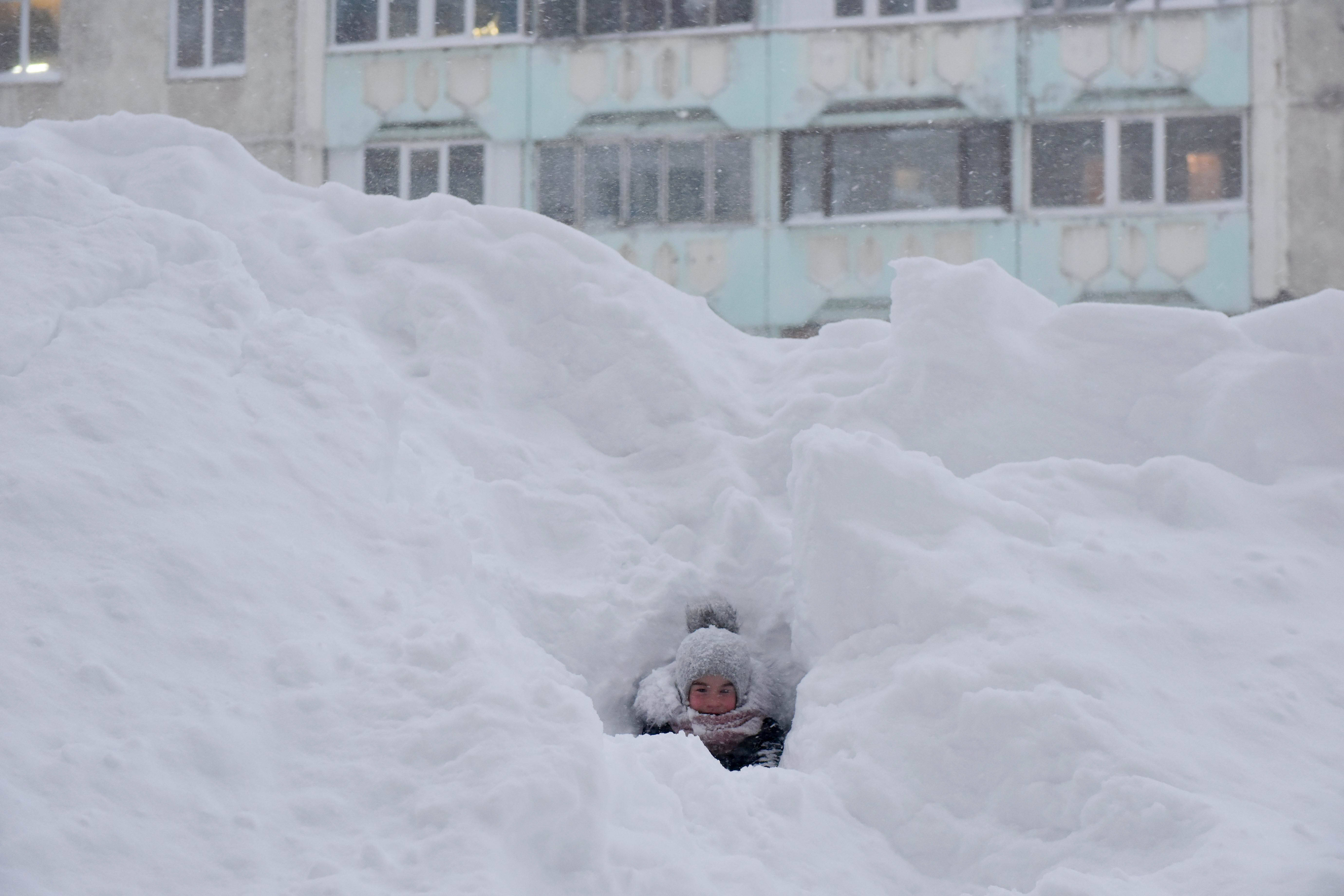 新华社照片,外代,2020年12月4日11月30日,在俄罗斯诺里尔斯克,一个