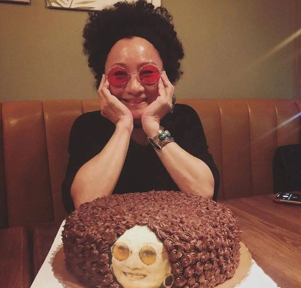 不知道什么原因的比莉疯狂寻找,最后却被告知丈夫其实有另一段婚姻,且