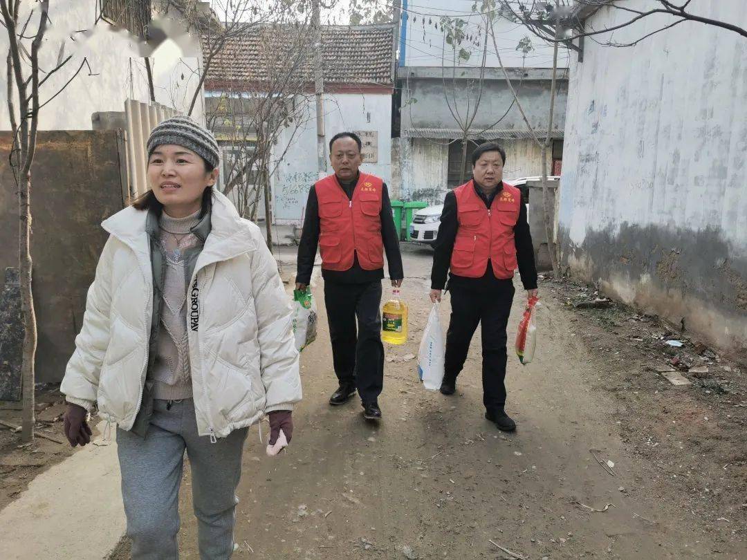 花都商埠领导高度重视,党总支书记,总经理黄太恒亲自带领志愿者服务队