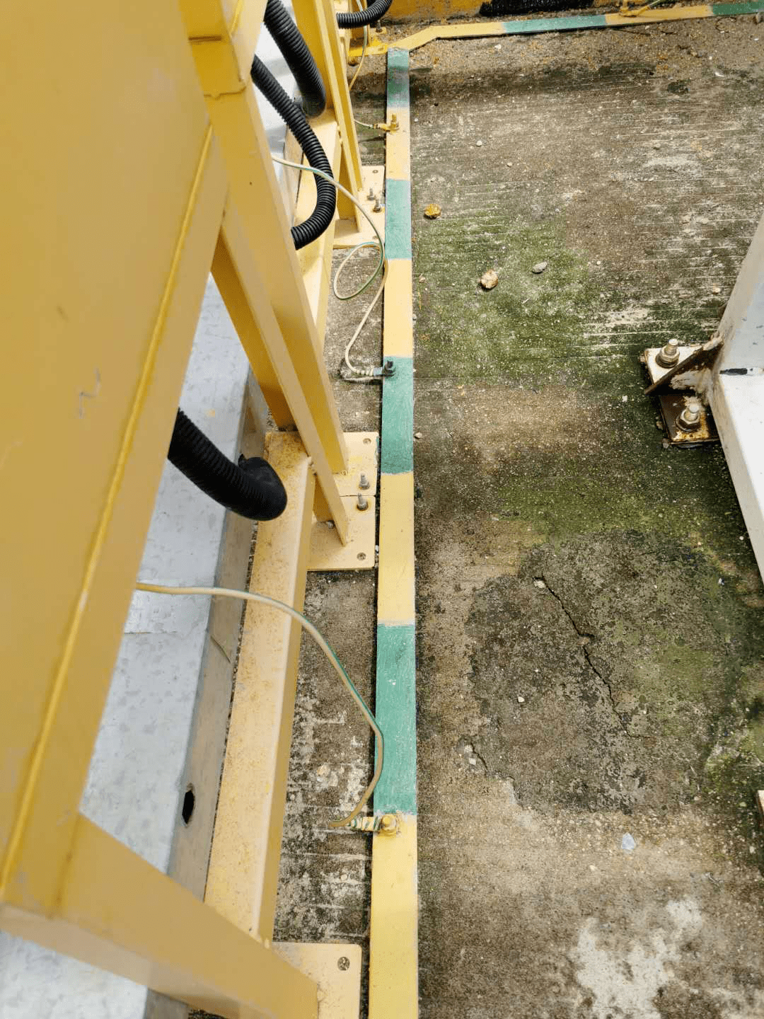 钢筋加工厂,挡土墙周边布满接地扁铁,确保接地可靠有效.