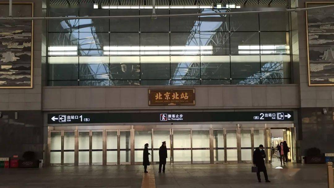 暂时仅出站口1开放 _  _  _  _  _  小编在自助售票机上买了票