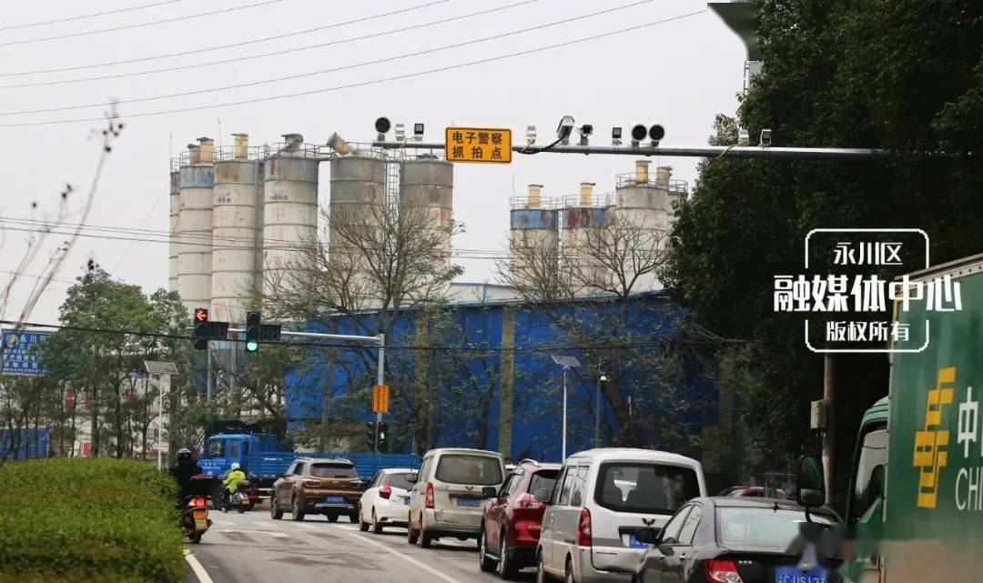 投用永川这个路口终于安上了红绿灯
