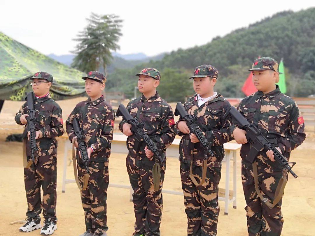 围观这里有一群英姿飒爽的小军人