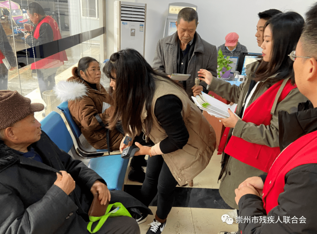 崇州市残联党员志愿者向群众宣传残联政策.扫码关注