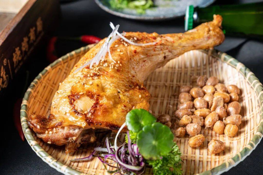 巴西果木大鸡腿 ◆土猪的肋排肉入口没有一点肥膏的油腻,烤制过