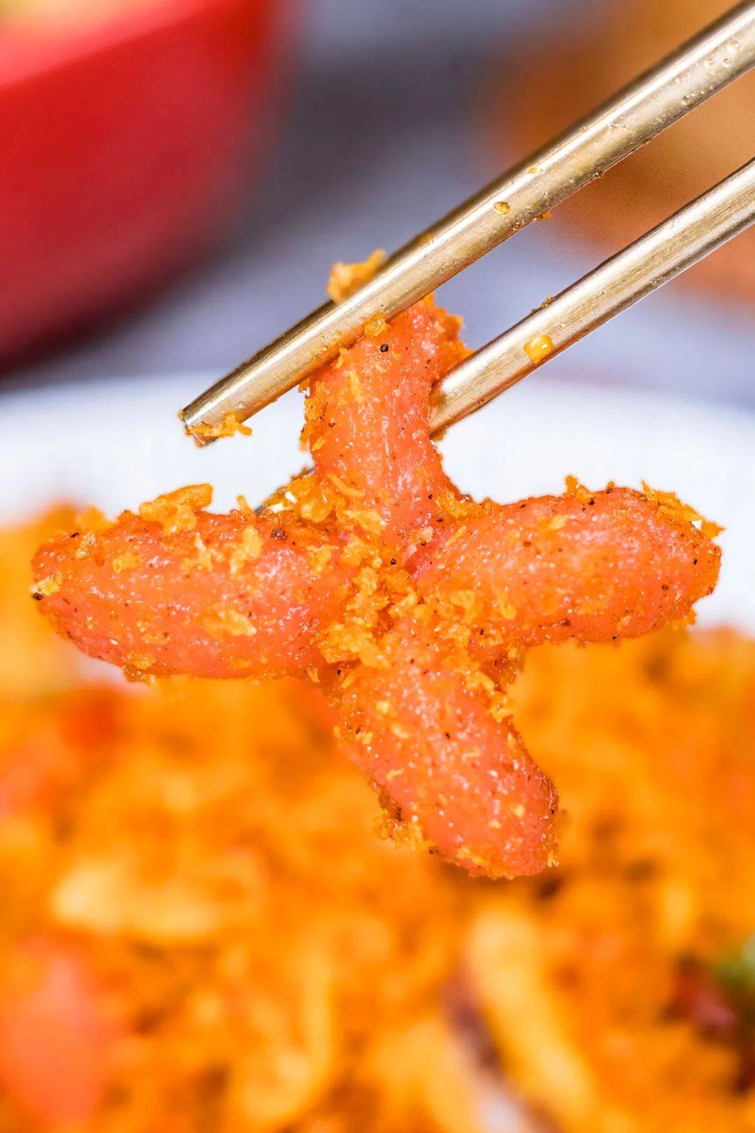 避风塘做法的鱿鱼很是少见,将鱿鱼,一口肠和虎皮青椒一起下锅炸到表面