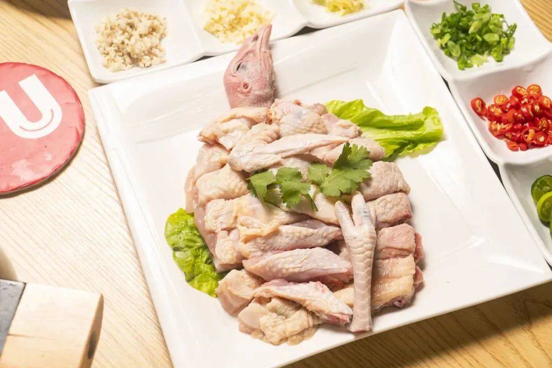 各类配菜放入椰子汤底中,更加清甜可口!