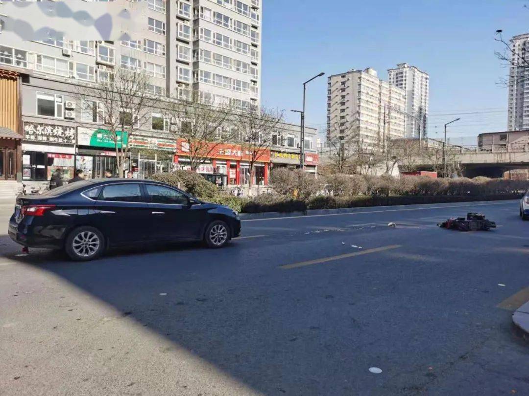 突发太原一外卖小哥被撞飞已送至医院抢救