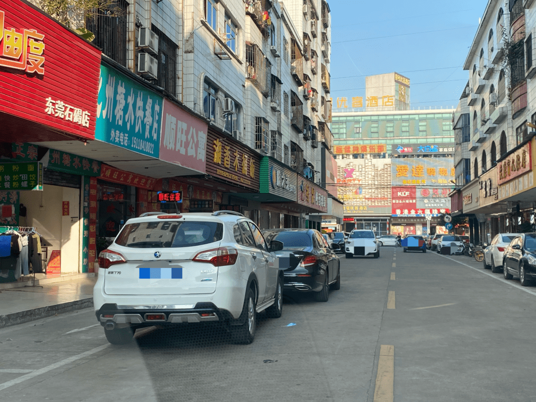 东莞街头这一幕被命名为最后的倔强