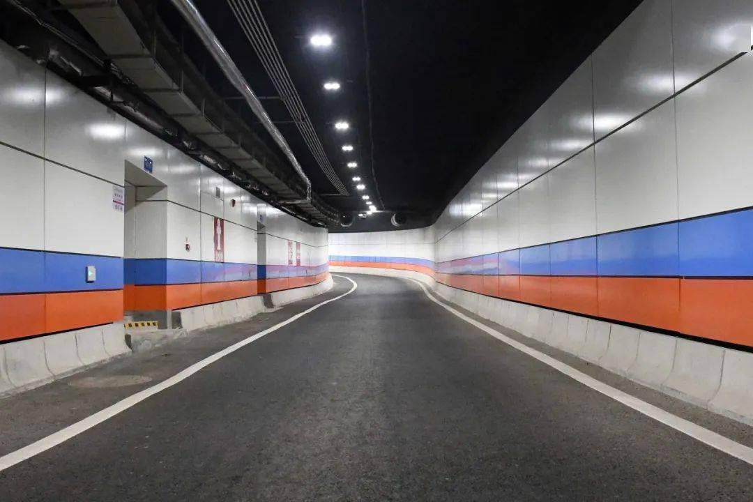 是承载国家南北运输的公路大动脉,全线长136