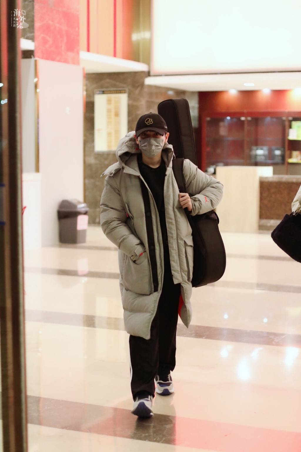 尤长靖昨日北京出发飞往贵阳 背上心爱的小吉他要去录综艺啦!