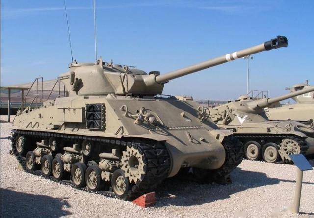 炮,又新添了弹药抛壳系统,安装了与amx-13轻型坦克一样的炮长瞄准镜