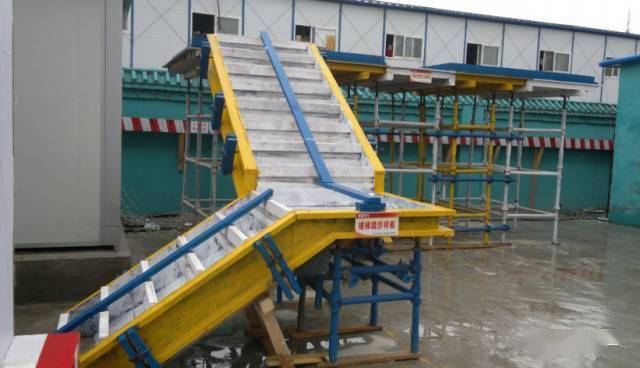 10,混凝土施工质量控制要点之楼梯模板楼梯施工缝留设宽度至少为休息