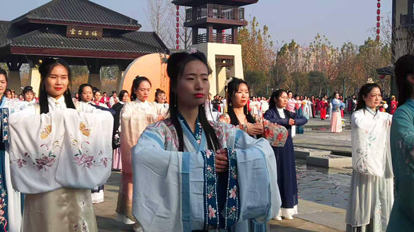 推广汉服:河南修武县委书记购买藏蓝色汉襟,还参加了走秀