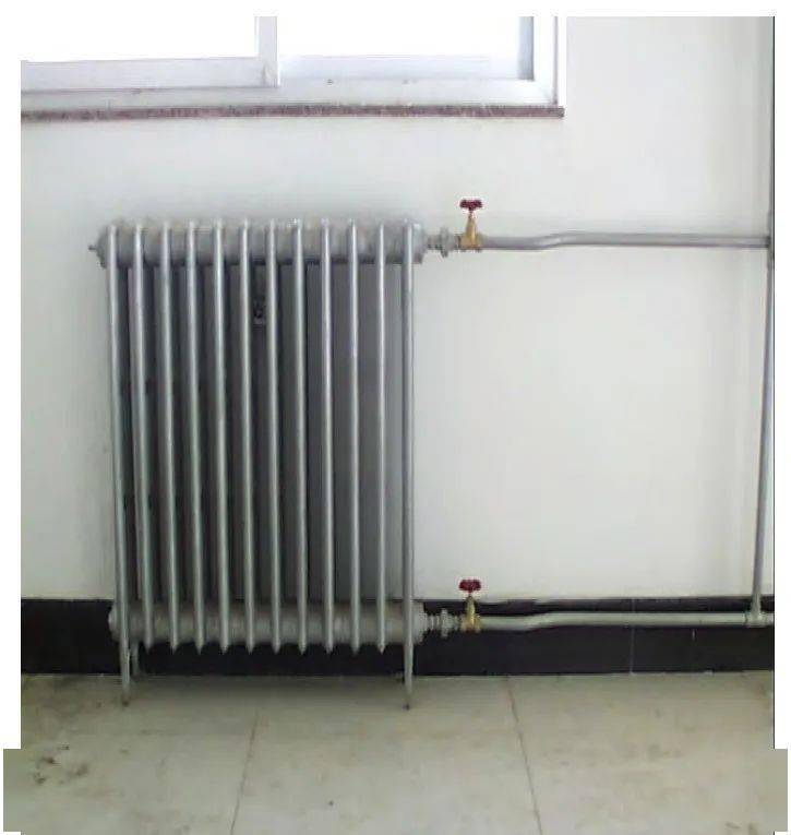 19,散热器安装位置正确,管道坡度合理,无倒坡现象;散热器与管道连接应