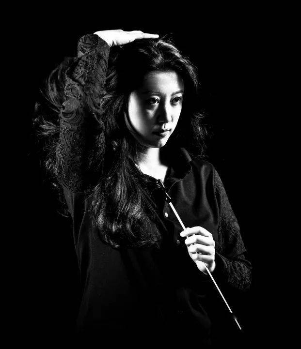 高嵩青年指挥家郑小瑛教授是我国第一位歌剧-交响乐女指挥家,教育家和