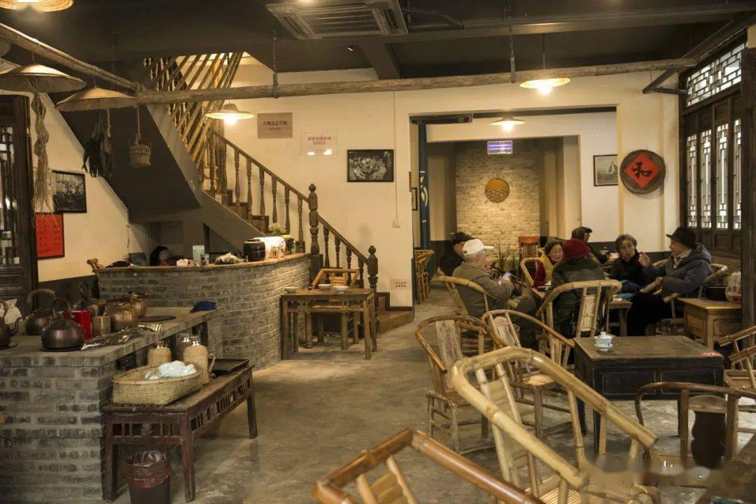 竹靠椅小方桌盖碗茶走去都江堰泡老茶馆