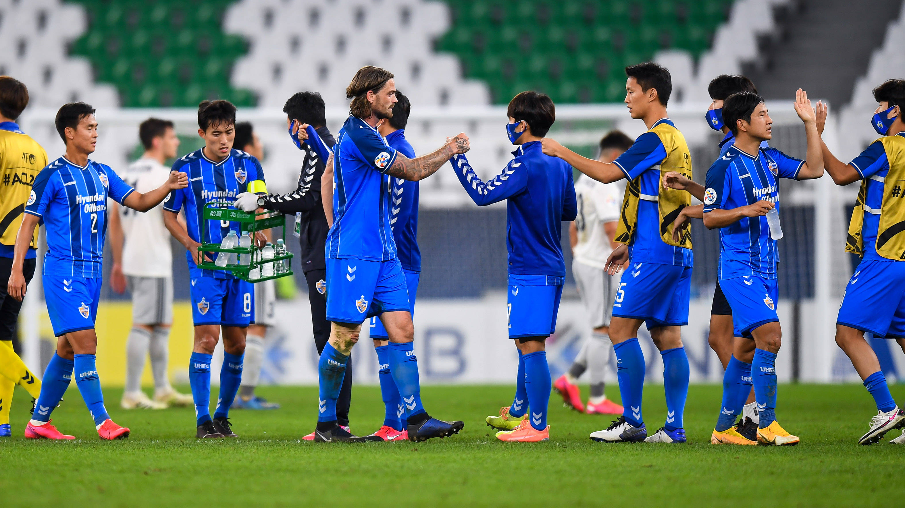 新华社照片,多哈,2020年12月7日12月6日,蔚山现代队球员赛后庆祝胜利.