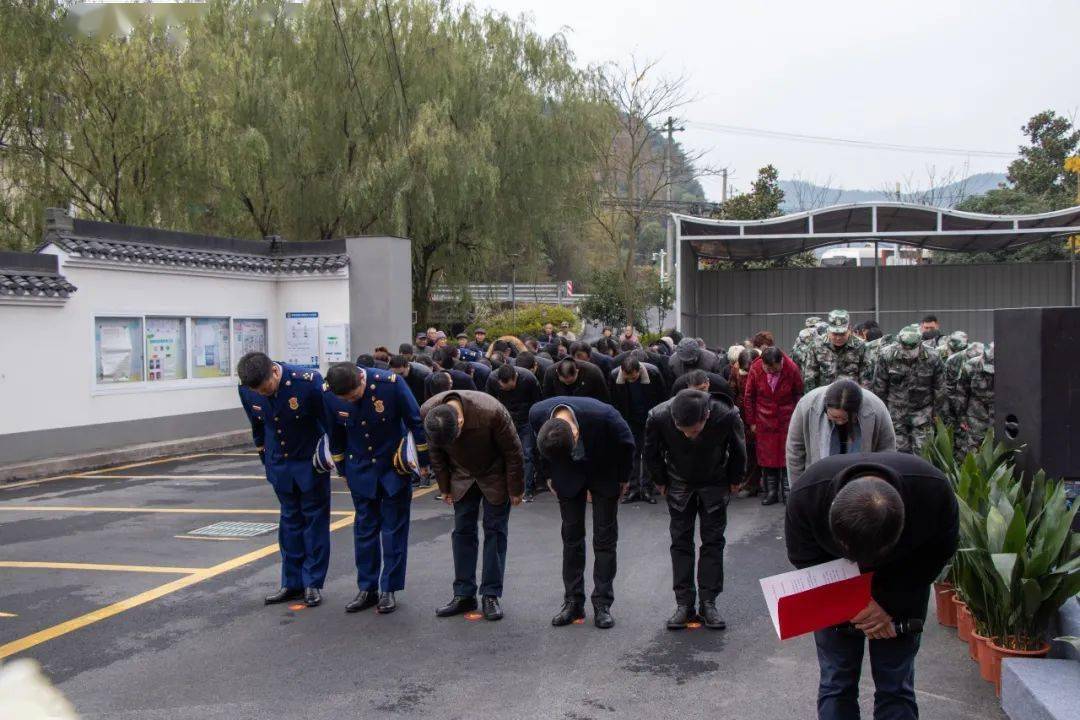 参加仪式人员集体向烈士铜像三鞠躬现如今,政府部门选树李继文烈士为