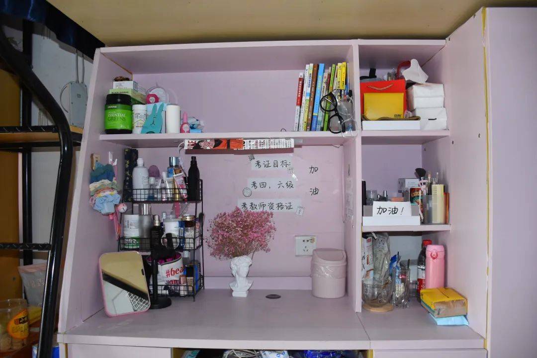 一张图片 >> 致勤楼东 621 行李箱排排放  精致靓女的桌面要有花相配