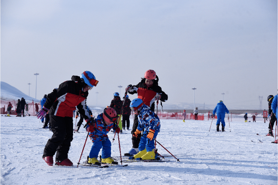 【爱上乌兰察布】日光草原·大河湾滑雪场举行开板仪式_集宁区