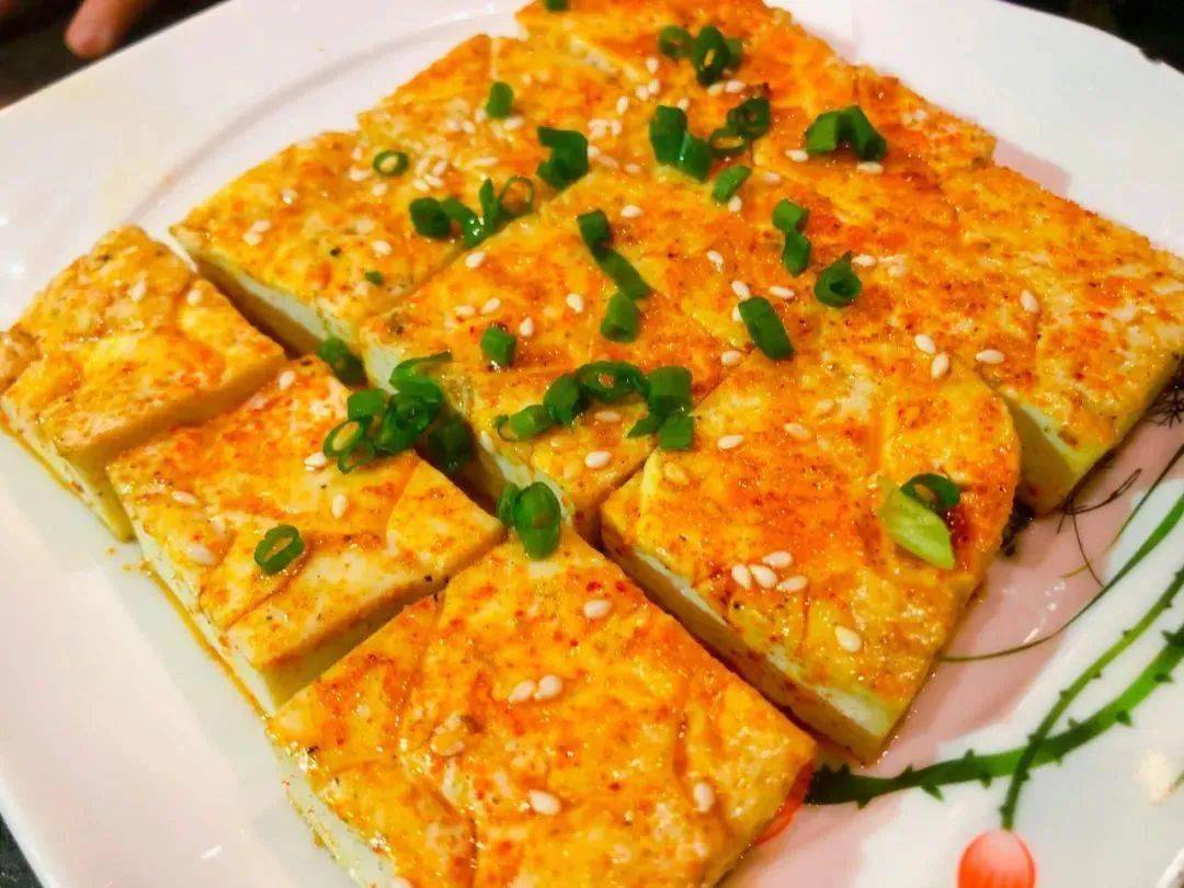 这里还有烤土豆,韭菜烤干子,烤黄瓜,烤金针菇,配上嘉士伯啤酒好吃到